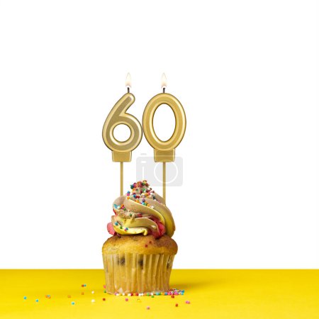 Geburtstagskerze Nummer 60 - Cupcake auf weißem Hintergrund