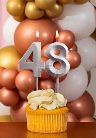 Geburtstagskerze Nummer 48 - Feier Luftballons Hintergrund