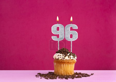 Celebración de cumpleaños con vela número 96 - Pastel de chocolate sobre fondo rosa
