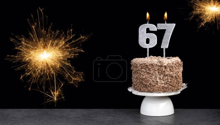 Pastel con número de vela 67 - Tarjeta de cumpleaños