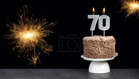 Celebración de cumpleaños con pastel y vela número 70
