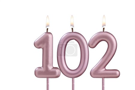 Bougie d'anniversaire allumée - Bougie numéro 102 sur fond blanc