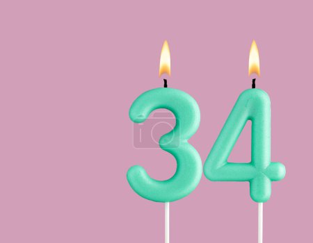 Vela verde número 34 - Tarjeta de cumpleaños sobre fondo rosa pastel
