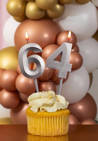 Bougie d'anniversaire numéro 64 - Fond de ballons de célébration