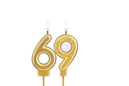 Geburtstagskerze Nummer 69 auf weißem Hintergrund