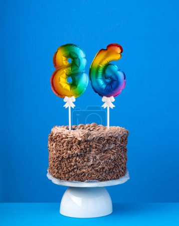 Gâteau d'anniversaire avec ballon numéro 86 - Carte d'invitation sur fond bleu