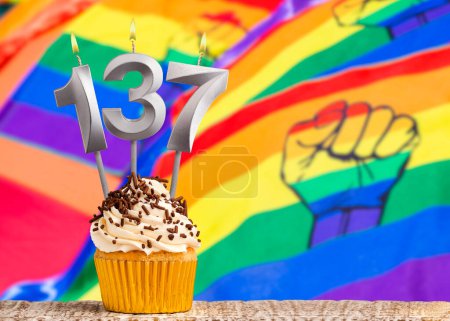 Geburtstagskarte mit Gay Pride Farben - Kerze Nummer 137