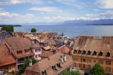 Foto de Vista panorámica de los tejados de terracota Nyon con el lago de Ginebra y los Alpes en la distancia, encarnando la tranquilidad. - Imagen libre de derechos