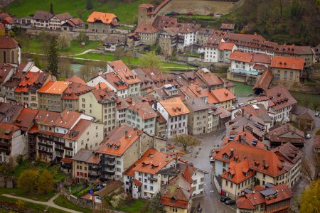 Foto de Vista panorámica de Friburgo, una encantadora ciudad que combina la arquitectura del viejo mundo y la vida moderna, situada a lo largo del sereno río Sarine en Suiza. - Imagen libre de derechos