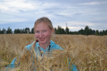 mujer joven en un campo de trigo