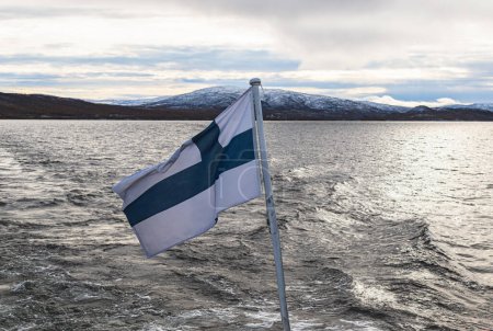 Drapeau de Finlande agitant le vent dans le lac
