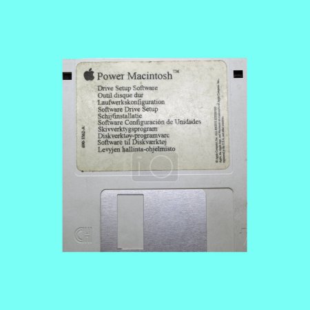 Téléchargez les photos : Disque souple Power Macintosh logiciel d'installation de lecteur isolé sur fond turquoise - en image libre de droit