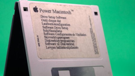 Téléchargez les photos : Disque souple Power Macintosh logiciel d'installation de lecteur isolé sur fond vert - en image libre de droit