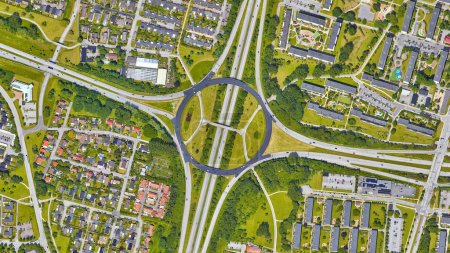 Téléchargez les photos : Raod, autoroute, carrefour routier de survol - spaghettis et rond-point regardant en bas vue aérienne d'en haut, paysage d'autoroute et d'intersection de vue d'oiseaux, Malmo, Suède - en image libre de droit