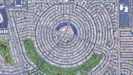 Foto de Sun City vista de pájaro, un suburbio en forma circular de Phoenix, mirando hacia abajo vista aérea desde arriba ciudad circular Arizona, EE.UU. - Imagen libre de derechos