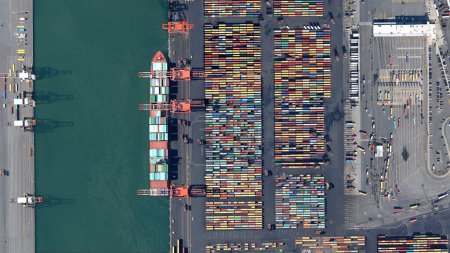 Foto de Comercio, barcos y contenedores puerto de Nueva York y Nueva Jersey, mirando hacia abajo vista aérea desde arriba, vista de aves, puerto de Nueva York, EE.UU. - Imagen libre de derechos