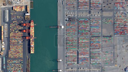 Foto de Comercio, barcos y contenedores puerto de Nueva York y Nueva Jersey, mirando hacia abajo vista aérea desde arriba, vista de aves, puerto de Nueva York, EE.UU. - Imagen libre de derechos