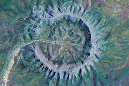 Foto de Kondyor Massif, cráter gigante, mirando hacia abajo vista aérea desde arriba, vista de aves mina de platino Kondyor Massif, Khabarovsk Krai, Rusia - Imagen libre de derechos