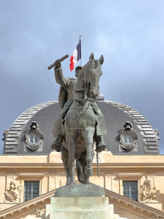 Téléchargez les photos : Statue équestre du maréchal Joseph Joffre près de l'Ecole Militaire à Paris, France. - en image libre de droit
