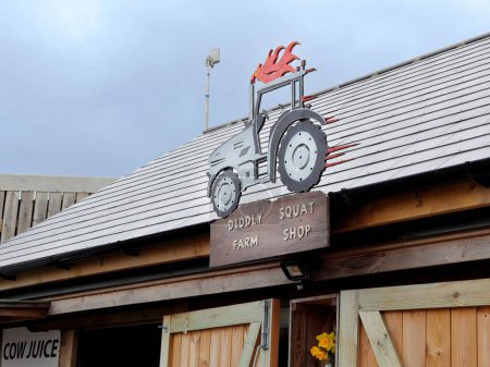 Téléchargez les photos : Chipping Norton, Royaume-Uni - mars 12, 2023 : Diddly Squat Farm Shop ouvert en 2020 par Jeremy Clarkson et Lisa Hogan à Cotswolds. - en image libre de droit