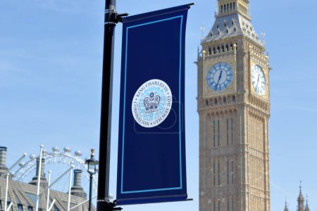Foto de Londres, Reino Unido - 29 de abril de 2023: Banners en Londres anuncian la coronación del rey Carlos III el 6 de mayo - Imagen libre de derechos