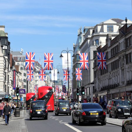 Téléchargez les photos : Londres, Royaume-Uni - 29 avril 2023 : Bannières et drapeaux à Strand Street pour célébrer le couronnement du roi Charles III le 6 mai - en image libre de droit