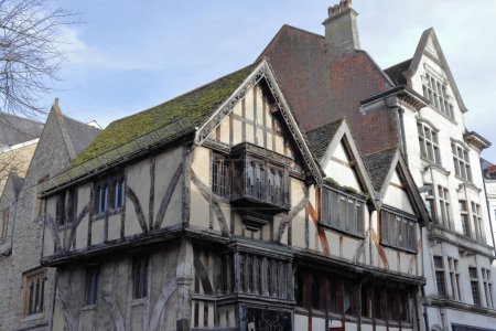 Téléchargez les photos : Bâtiment médiéval à ossature de bois de trois étages joliment décoré au coin des rues Cornmarket et Ship à Oxford, en Angleterre - en image libre de droit