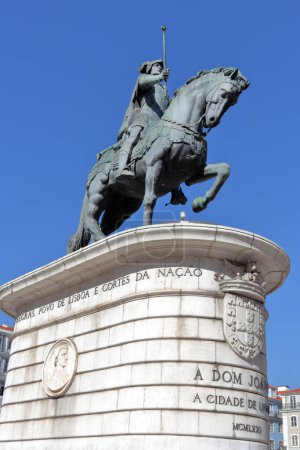 Foto de Lisboa, Portugal - 28 de septiembre de 2021: estatua ecuestre de bronce del rey Juan I (Dom Joo I) (13571433), del escultor Leopoldo de Almeida, en la plaza de la higuera (Praca da Figueira) - Imagen libre de derechos