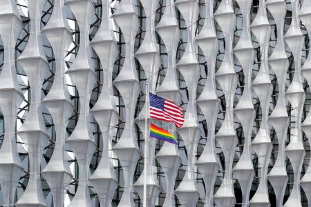 Foto de Londres, Reino Unido - 19 de junio de 2022: Banderas estadounidenses y arcoíris ondeando en la Embajada de los Estados Unidos de América en Londres, la misión diplomática de los Estados Unidos en el Reino Unido - Imagen libre de derechos