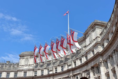 Weiße Flaggen wehen auf dem Admiralty Arch, der die Mall mit dem Trafalgar Square in London verbindet