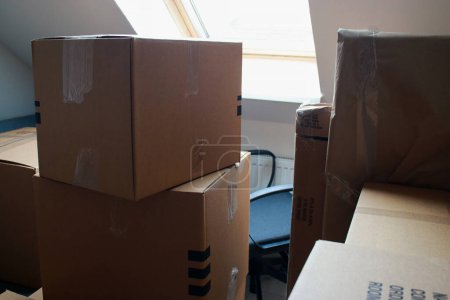 Foto de Close up of moving cardboard boxes in home office. High quality photo - Imagen libre de derechos