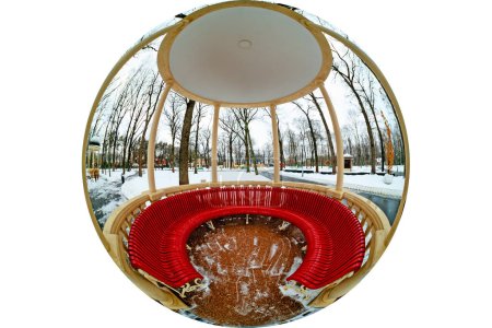 Téléchargez les photos : 180 degrés vue grand angle de la rotonde. Un belvédère avec des colonnes et un banc rouge dans le parc un jour d'hiver. Photo ronde prise à travers une lentille circulaire - en image libre de droit