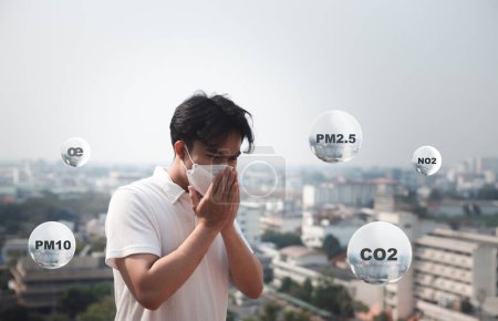 Un hombre usa una máscara para protegerse de la contaminación del mal tiempo en la ciudad. PM2.5 polvo una pequeña partícula y alergias peligrosas exceden las normas de seguridad, afecta a los pulmones y las vías respiratorias atención de la salud.
