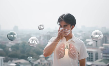 Ein Mann trägt eine Maske, um sich vor Unwettern in der Stadt zu schützen. PM2,5 Staub in der Lunge ist eine gefährliche Atemwegserkrankung Allergien Sicherheitsstandards, wirkt sich auf die Lungen und das Gesundheitswesen aus.