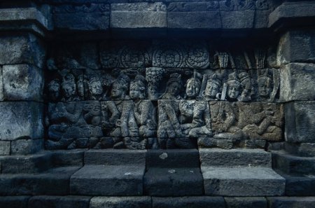 Foto de Esculturas históricas en relieve en el templo budista Borobudur en la ciudad de Magelang, Java Central, Indonesia - Imagen libre de derechos