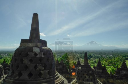 Foto de La estupa del templo de Candi Borobudur / Borobudur, el templo Buddhist más grande del mundo situado en Java Central - Imagen libre de derechos