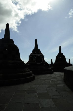 Foto de La estupa del templo de Candi Borobudur / Borobudur, el templo Buddhist más grande del mundo situado en Java Central - Imagen libre de derechos