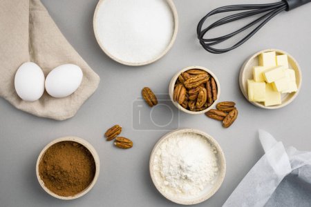 Téléchargez les photos : Gros plan sur les ingrédients pour brownie sur une surface grise dans la cuisine moderne. Blog culinaire. - en image libre de droit