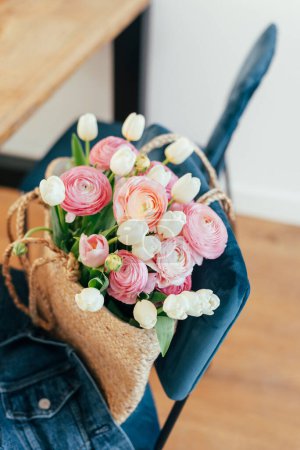 Foto de Hermoso ramo de tulipanes blancos y pastel rosa y ranúnculo de melocotón en una bolsa de yute. - Imagen libre de derechos