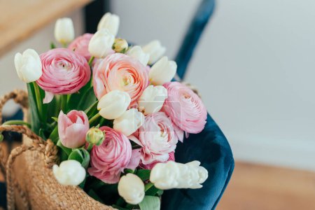 Téléchargez les photos : Beau bouquet de tulipes blanches et de ranunculus rose pastel et pêche dans un sac de jute. - en image libre de droit