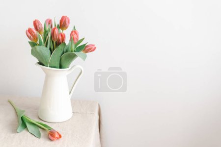 Foto de Ramo de delicados tulipanes rosados en una jarra. - Imagen libre de derechos