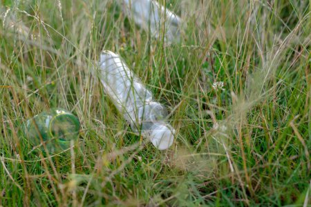 Foto de Botellas vacías de plástico descartadas yacen en la hierba. - Imagen libre de derechos