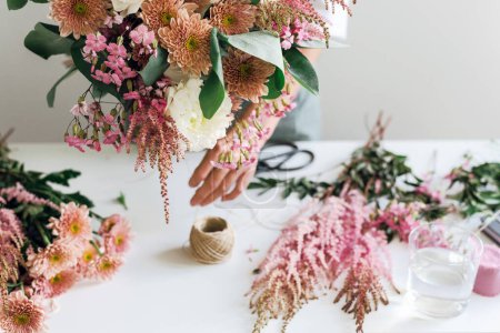 Foto de Vista de un escritorio en una boutique de flores cubierta de flores. - Imagen libre de derechos