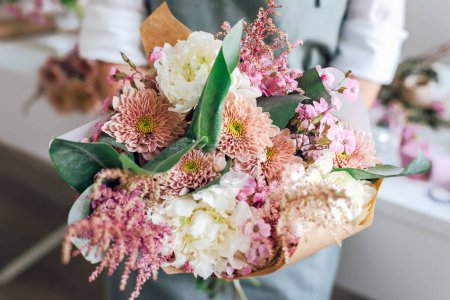 Téléchargez les photos : Vue d'un bureau dans une boutique de fleurs couverte de fleurs. - en image libre de droit