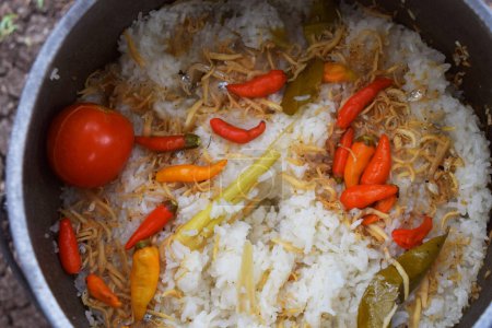 Téléchargez les photos : Le riz Liwet est un aliment typique de Tasikmalaya composé d'un mélange d'échalotes, d'ail, de piments et d'autres épices indonésiennes. - en image libre de droit