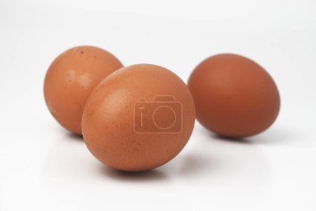 Algunos huevos de pollo están sobre un fondo blanco, aislados de color blanco