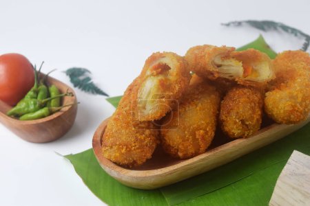Indonesische Spezialnahrung, die oft als "Risoles" bezeichnet wird, ist ein Snack mit einer Schicht aus Eiern und Mehl, die Gemüse enthält, isoliert weiß