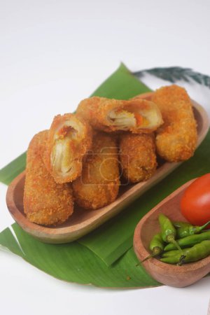 Risol ou ce qu'on appelle souvent en Indonésie Risoles est fabriqué à partir de farine de blé, d'?ufs et de légumes. risol alimentaire avec un fond blanc