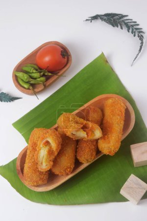 Risol ou ce qu'on appelle souvent en Indonésie Risoles est fabriqué à partir de farine de blé, d'?ufs et de légumes. risol alimentaire avec un fond blanc