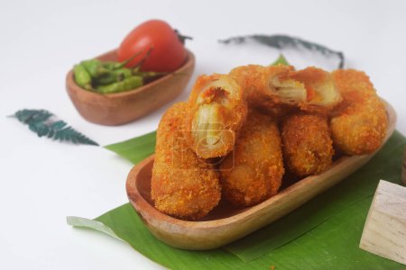 Photo rapprochée de la nourriture indonésienne qui est souvent appelé "Risoles" est une collation avec une couche d'?ufs et de farine qui contient des légumes, Isolé blanc